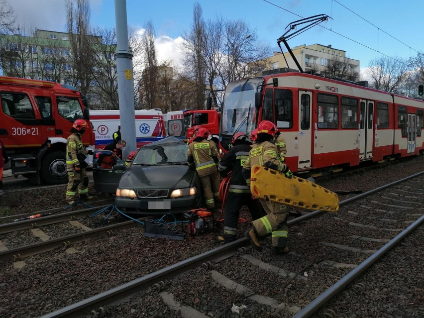 Wypadek w Gdańsku na ul. Kartuskiej [5.03.2021]. Zderzenie samochodu osobowego z tramwajem. Ranny kierowca [ZDJĘCIA]