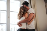 Co mówi o twoim partnerze sposób, w jaki cię przytula? Sprawdź znaczenie miłosnej mowy ciała