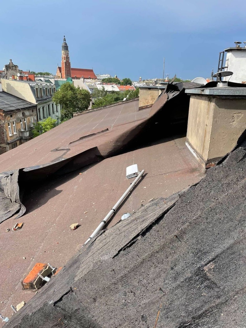 Z krakowskiej kamienicy zerwało dach. Mieszkańcy żyją w strachu. "Z problemem zostaliśmy sami"