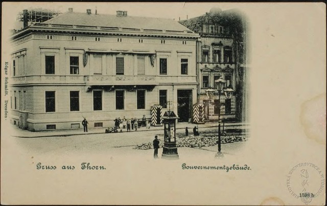 Siedziba gubernatora przy Rynku Nowomiejskim w Toruniu. We wrześniu 1903 roku wyprowadził się stąd przeniesiony do Ulm gen. Rosenberg-Gruszczyński. Jego miejsce w Toruniu zajął generał Wilhelm Otto Ludwig Arthur Brunsich Edler von Brun.