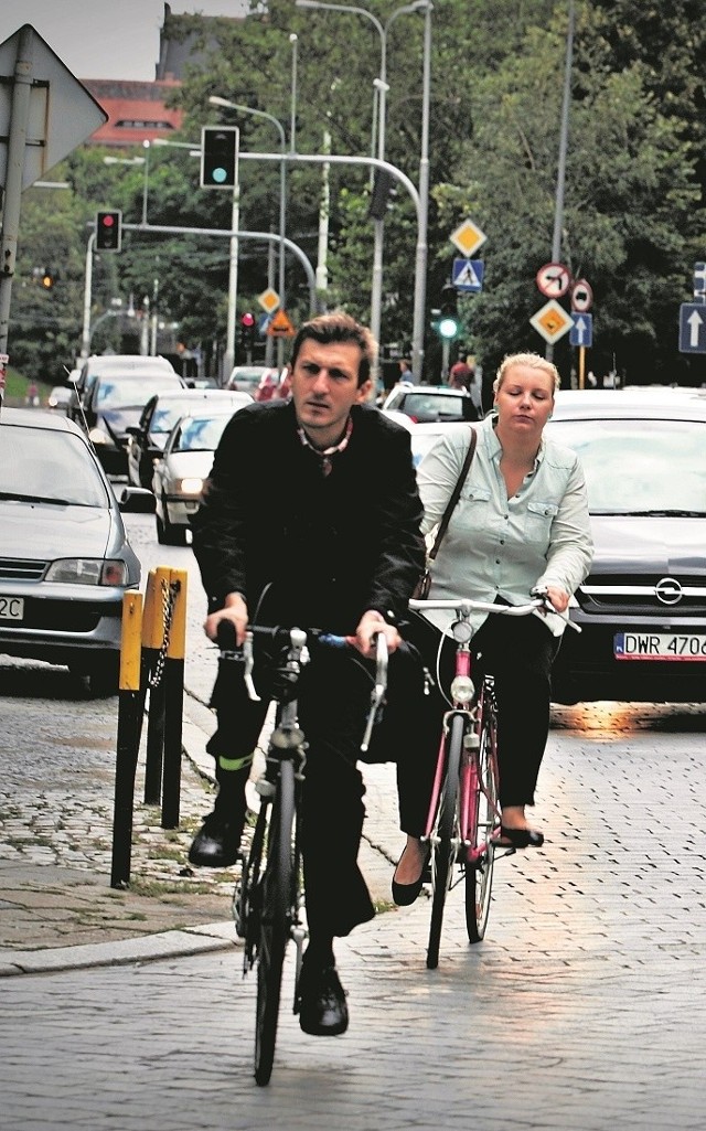 Teraz rowerzyści jadący ul. Trzebnicką muszą lawirować między autami lub pieszymi na chodnikach. Niedługo ma się to zmienić