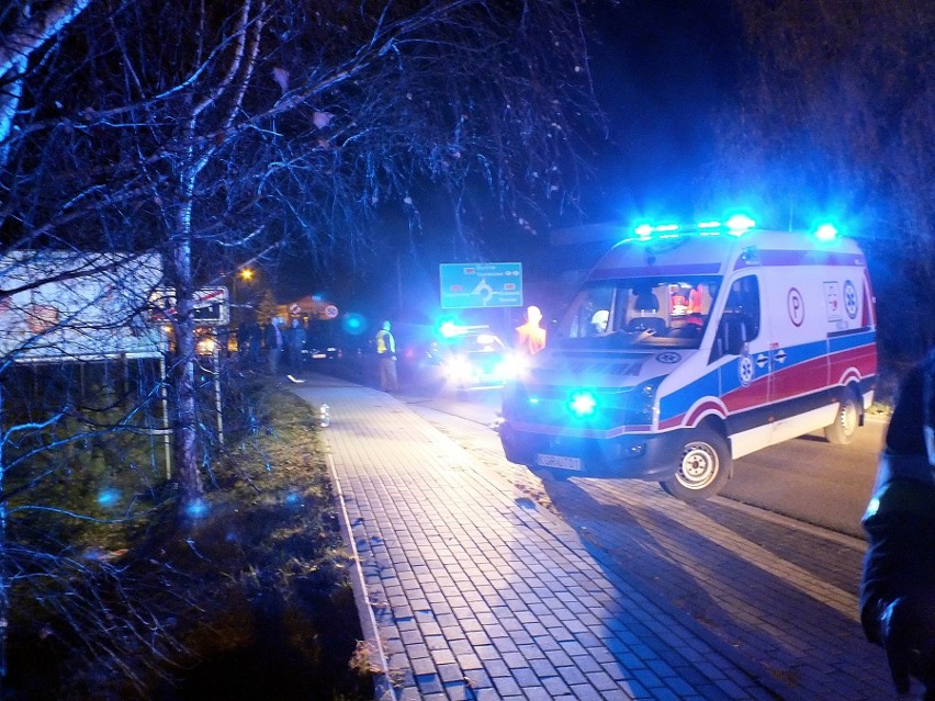 Moszczenica. Młody mężczyzna zginął pod kołami samochodu kilkadziesiąt metrów od domu [ZDJĘCIA]
