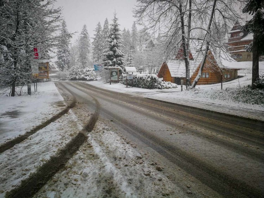 Podhale. Fatalne warunki na drogach. Sypie gęsty śnieg, jest ślisko [ZDJĘCIA]