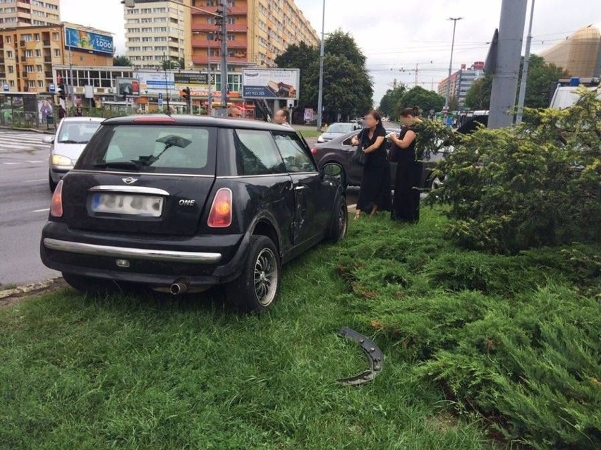 Dwa samochody osobowe marki honda i bmw zderzyły się na pl....