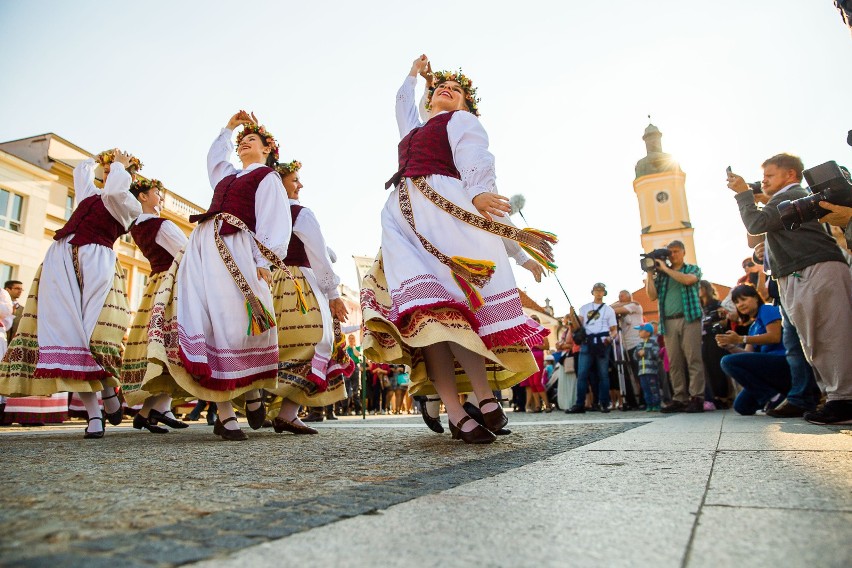 Podlaska Oktawa Kultur 2017. Kolorowa parada na Rynku...