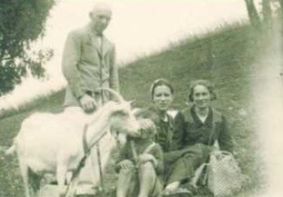 Jacek Małaczyński z dziadkiem Antonim, mamą i ciocią Linka