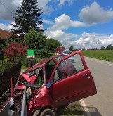 W Haczowie fiat seicento wjechał w barierę. Kierowca i pasażer w szpitalu [ZDJĘCIA]