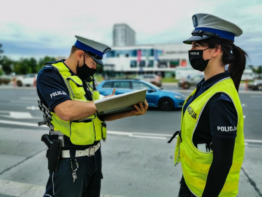 Białystok. Policjanci sprawdzają maseczki w autobusach komunikacji miejskiej (zdjęcia)