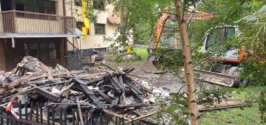 Rozpoczęto uporządkowywanie terenu po tragicznym pożarze plebanii parafii św. Mateusza Apostoła w Nowym Stawie