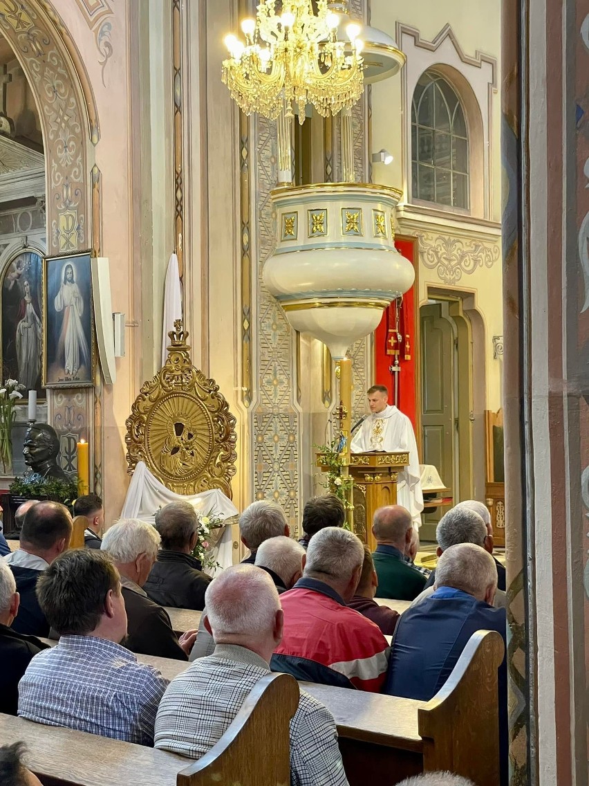 Białystok. 27. Piesza Pielgrzymka Mężczyzn dotarła do Krypna. W gronie pątników maszerował bp Henryk Ciereszko (zdjęcia)