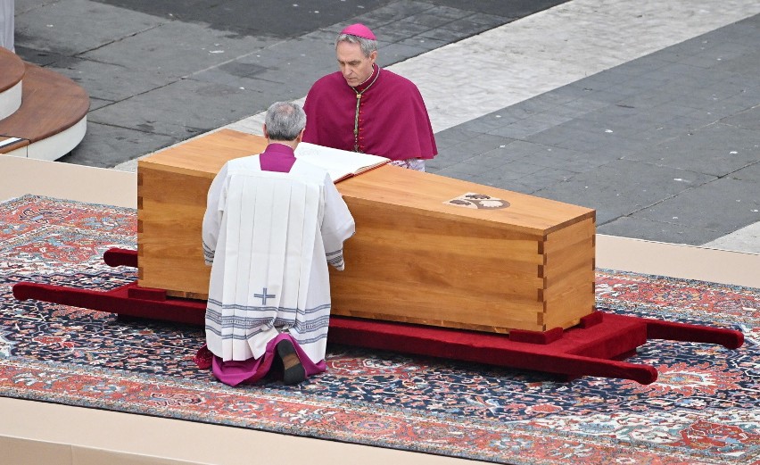Abp Georg Gaenswein podczas ceremonii pogrzebowej papieża...