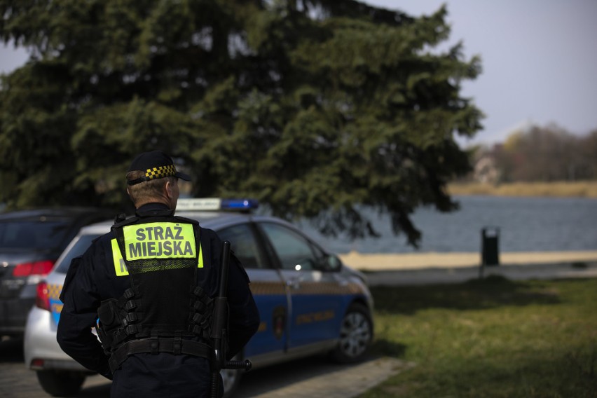 Kraków. Lekarze mówią: zostańcie w domach. A jeden z mieszkańców poszedł popływać w zalewie Bagry  