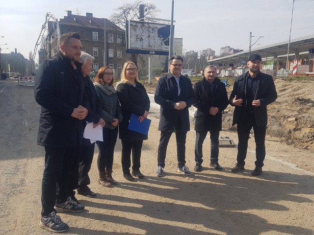 Radni PiS skrytykowali też przeciągającą się budowę szkoły podstawowej na Warszewie (ma ruszyć od września), kwartał przy ulicy Bałuki,  aquapark, brak kładki nad ulica Struga.