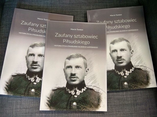 Marcin Tomkiel – Dziennikarz, publicysta, konferansjer. Przez wiele lat związany z Polskim Radiem Białystok i TVP3 Białystok. Autor i współautor kilku książek (m.in. „Wojna mocarstw. Podlasie 1914-15”, „Bielsk 1915. Zapomniana Bitwa”, „Białostoczanie XX wieku”). Absolwent Wydziału Historyczno–Socjologicznego Uniwersytetu w Białymstoku, podyplomowych studiów menedżerskich na Wydziale Ekonomii i Zarządzania UwB oraz Bankowości i Polityki Pieniężnej w Instytucie Nauk Ekonomicznych PAN w Warszawie. Ukończył także Europejską Szkołę Mistrzów Reportażu (EBU Master School).Jego pasją jest gospodarka, historia, komunikacja i nowoczesna medycyna. Stworzył kilkadziesiąt radiowych audycji, dokumentów i reportaży. Obecnie redaktor naczelny „Medyka Białostockiego” i wykładowca PR na studiach menedżerskich. Był także laureatem stypendium marszałka woj. podlaskiego w dziedzinie sztuki i ochrony dziedzictwa.