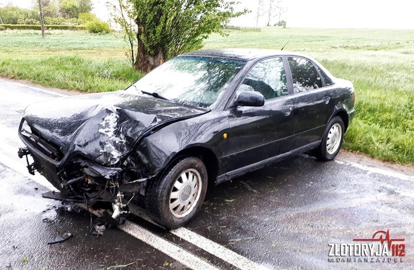 Audi wpadło w poślizg i uderzyło w drzewo [ZDJĘCIA]