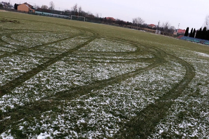 Zniszczone boisko w Wielogórze! Nagroda za znalezienie sprawcy! (ZDJĘCIA)