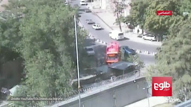 Czerwona ciężarówka zatrzymuje się i wybucha.