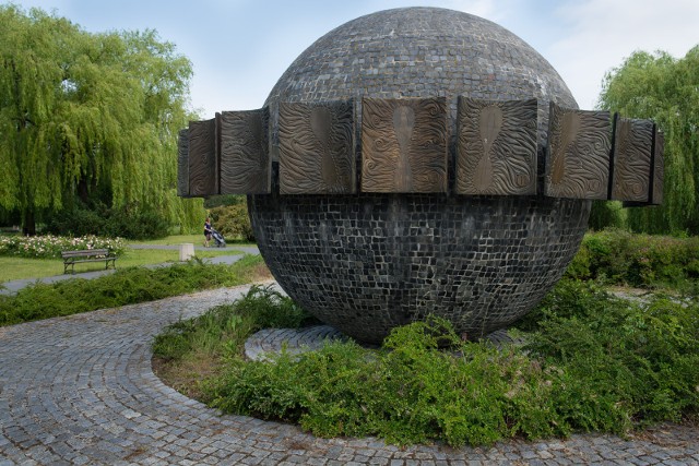 Zegar słoneczny wybudowany na 500-lecie urodzin Mikołaja Kopernika w 1973 roku według projektu Eweliny i Henryka Siwickich