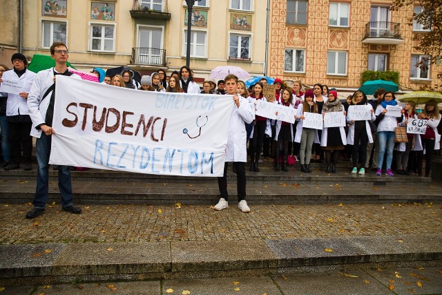 "Zdrowie Polaka w cenie Big Maca!" - skandowali studenci. Wspólnie zebrali się na Rynku Kościuszki, naprzeciwko kawiarni Wedla, by wyrazić poparcie dla strajkujących rezydentów polskich szpitali. Założyli białe kitle, przynieśli transparenty. O godz. 14 rozpoczęli protest.