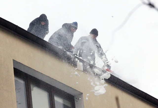 Odśnieżanie dachu jest obowiązkiem właściciela nieruchomości. Jeśli tego nie zrobi i na skutek jego niedbalstwa ktoś zostanie poszkodowany, grożą mu sankcje karne i raczej może pożegnać się z wypłatą odszkodowania