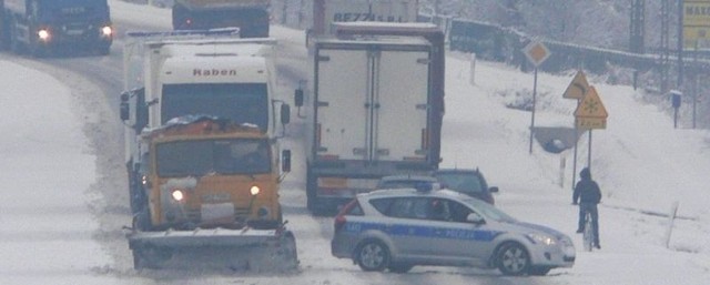 Skarżyscy policjanci musieli wstrzymywać ruch na trasie krajowej nr7, żeby pługi i piaskarki mogły przejechać między ciężarówkami.