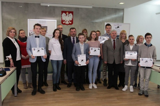 Laureaci konkursu fotograficznego nagrodzeni przez organizatorów w Starostwie Powiatowym w Radomiu.