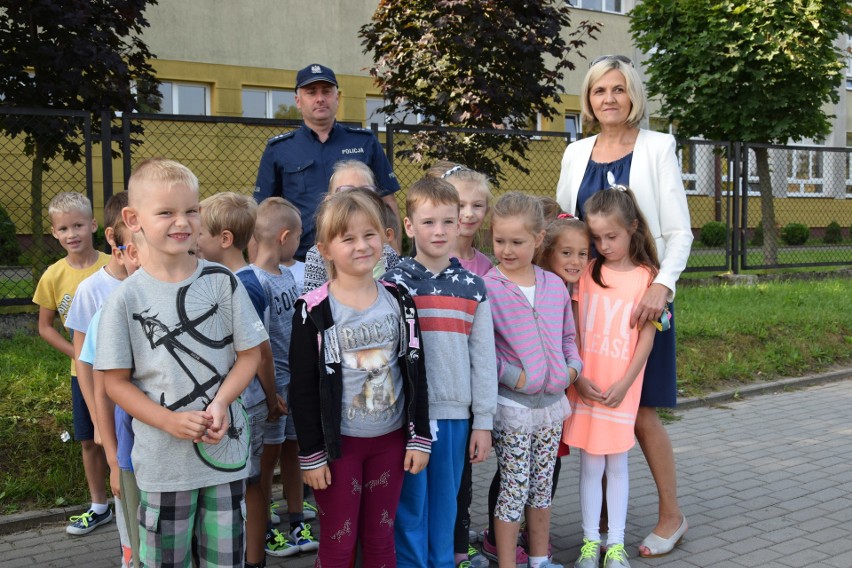 Gorlice. Bezpieczna droga do szkoły - policjanci z uczniami kontrolowali kierowców. Najlepsi dostawali laurki