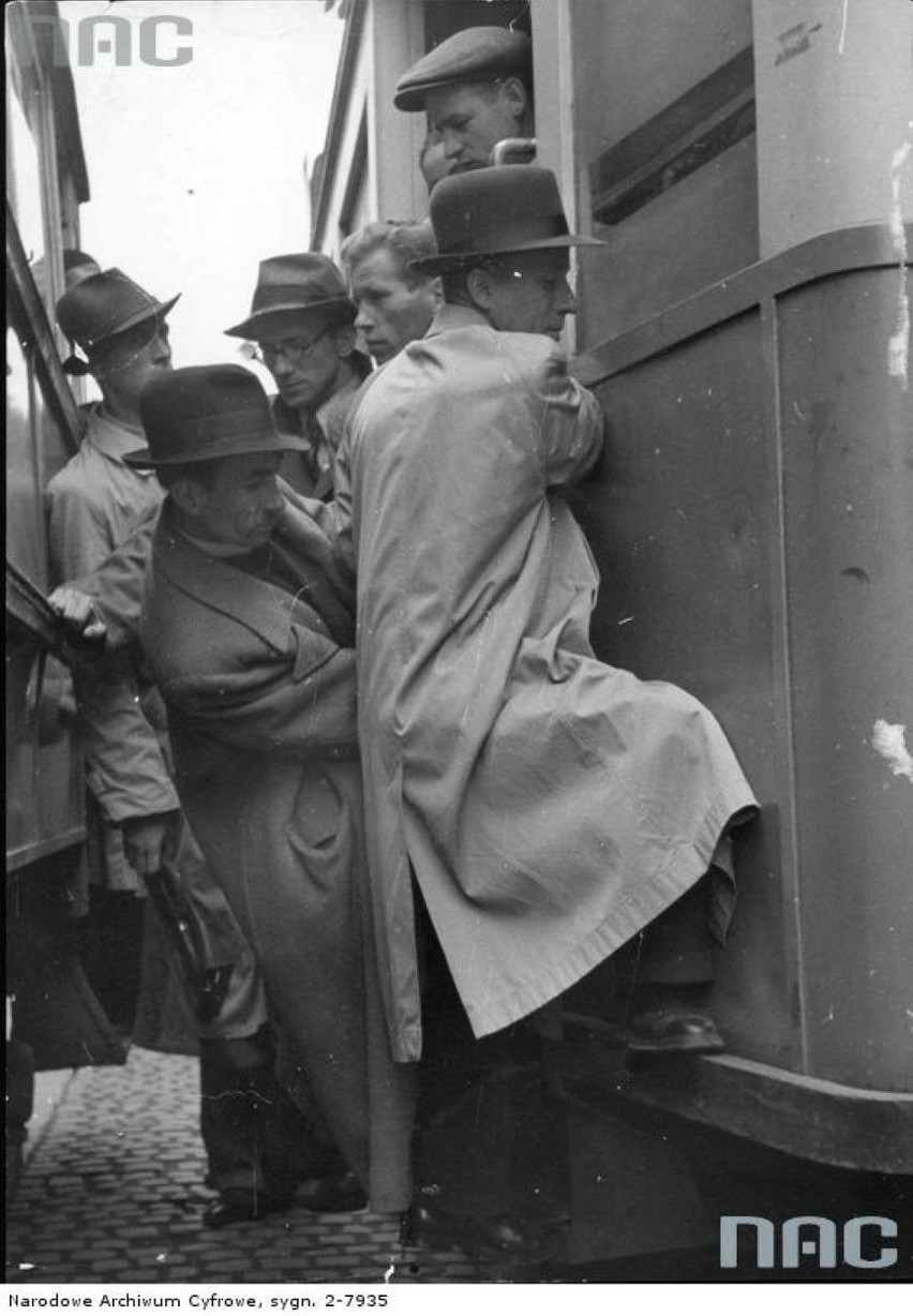 Pasażerowie przed przepełnionym tramwajem, 1941 r.