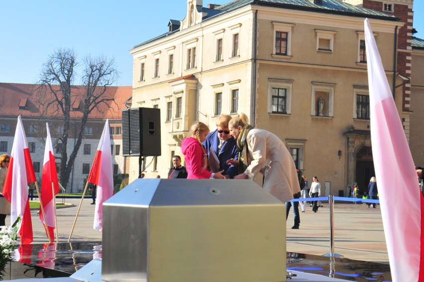 Na Wawelu zakopano kapsułę czasu. Trafiły do niej listy setki dzieci