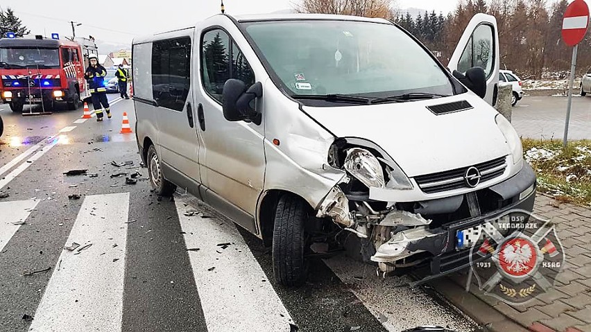 Tęgoborze. Zderzenie dostawczaka i osobówki zablokowało szlak z Nowego Sącza do Krakowa i Tarnowa [ZDJECIA]