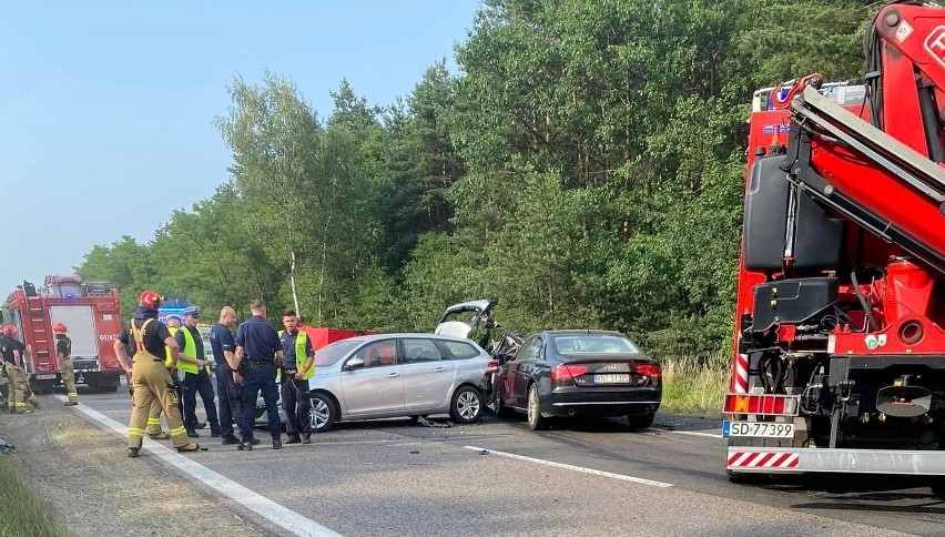 Kierujący Audi A8 mężczyzna wjechał w korek aut,...