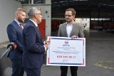 Nowa karetka w Knurowie. Jarosław Wieczorek, wojewoda śląski, przekazał promesę na 600 tysięcy złotych na zakup nowoczesnego ambulansu