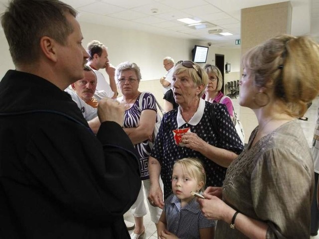 Po ogłoszeniu wyroku mieszkańcy mieli wiele pytań do broniącego ich mec. Janusza Wójciach-Harbuza (po lewej).