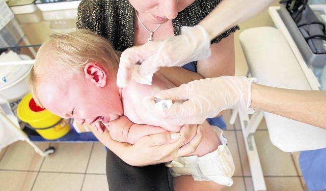 Szczepienia przeciwko pneumokokom i meningokokom nie są obowiązkowe, a jedynie zalecane. - Warto szczepić - podpowiada Jadwiga Bieńskowska-Celer, pediatra