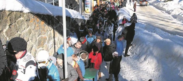 Kolejka do kolejki na Kasprowy Wierch oraz nielegalni handlarze biletów to stały widok w Kuźnicach i kompromitacja dla miasta