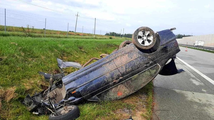 Groźny wypadek na drodze S8 w Studzianku. Bmw na dachu ZDJĘCIA