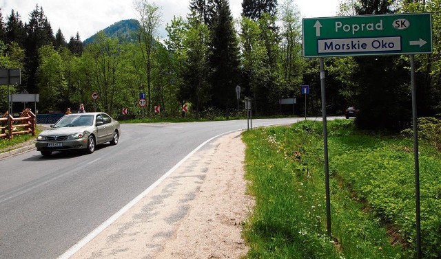 Wczoraj na Łysej Polanie, którędy prowadzi droga do Morskiego Oka, było spokojnie. W sezonie jednak niemal codziennie stoją tam kilometrowe korki. Rondo miało stanąć w tym właśnie miejscu