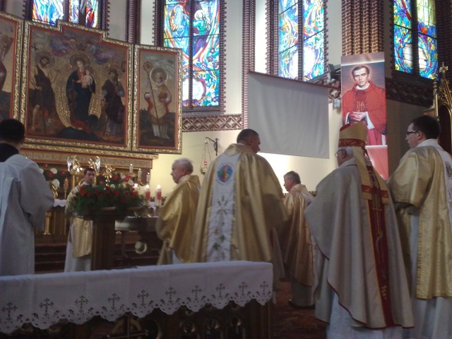 W kościele zebrał się tłum wiernych. Wszyscy chcieli uczestniczyć w mszy odpustowej, której przewodniczył ks. abp. Andrzej Dzięga.