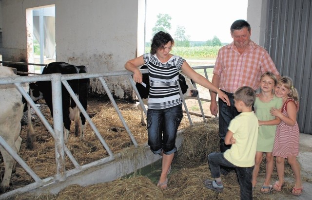 Dzieci państwa Skrzyńskich oczywiście rzadziej bywają w oborze, ale teraz wykorzystują okazję i pobyt reportera w gospodarstwie rodziców, bo bardzo chciały mieć wspólne zdjęcie