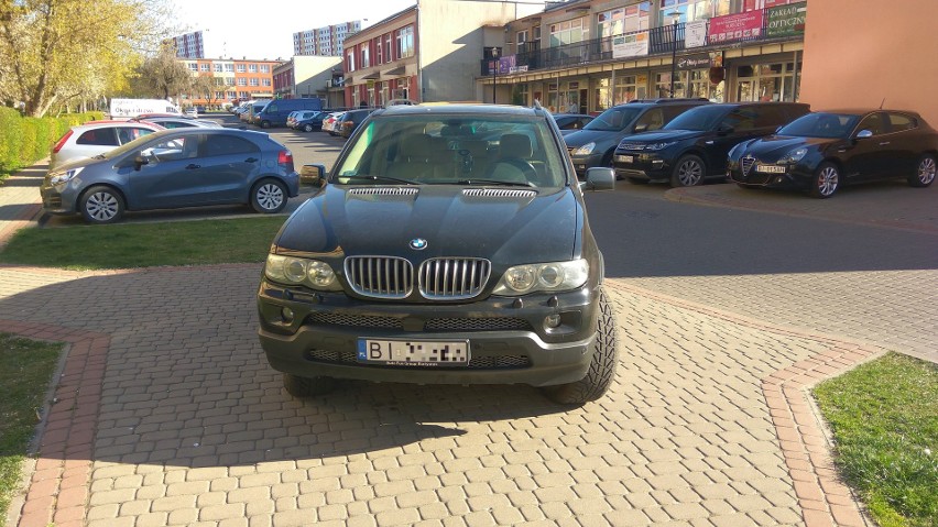 Parkowanie na Broniewskiego. Chodnik najlepszy