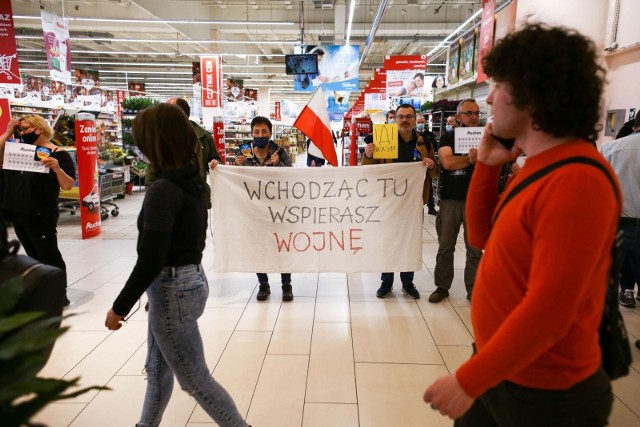 Protest przed sklepem Auchan w związku z nie wycofaniem się firmy z Rosji.