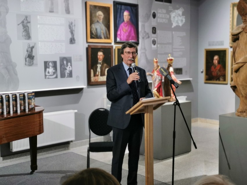 Profesor Jan Żaryn odwiedził Muzeum Diecezjalne w Łomży, gdzie wygłosił wykład o narodowej historii Polski [ZDJĘCIA]