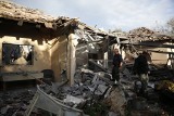 Atak rakietowy na Izrael 25.03 ZDJĘCIA Pociski ze Strefy Gazy spadły na dom k. Tel Awiwu, 7 osób rannych. Netanjahu zapowiada odwet [WIDEO]