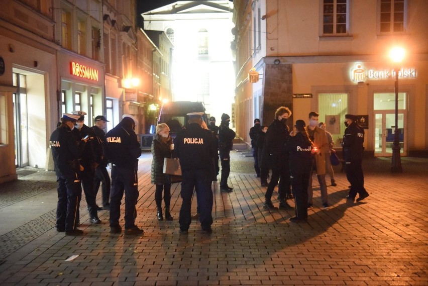 Obostrzenia wprowadzone przez rząd mogą byc przedłużone do...