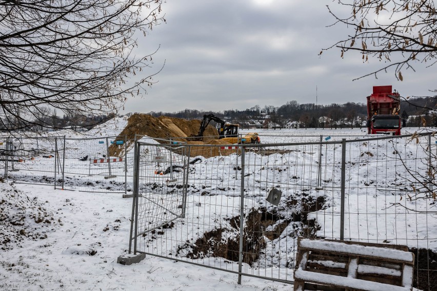 Inwestycja na Błoniach w Krakowie postępuje. Wykopów coraz więcej