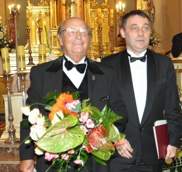 Podczas ostatniego koncertu organowego publiczność oklaskiwała Wiesława Ochmana &#8211; z lewej - i Roberta Grudnia