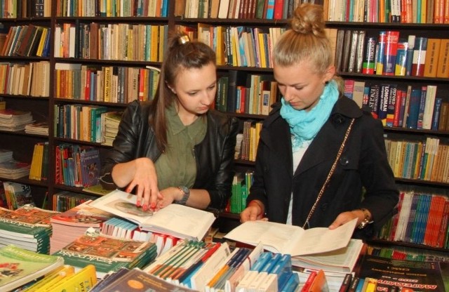 Monice Majewskiej, tegorocznej maturzystce, w wyborze podręczników pomaga Daria Kukulska, pracownik w Antykwariacie Naukowym imienia Andrzeja Metzgera.