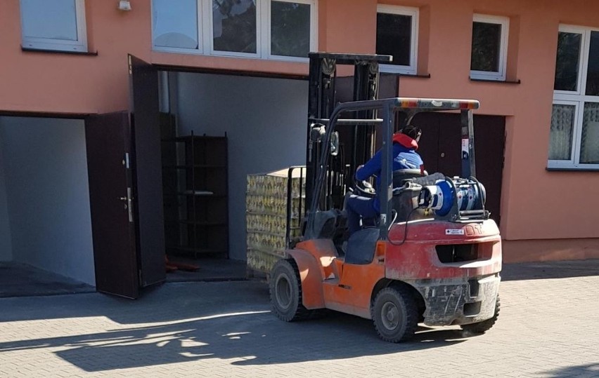Koronawirus Ostrołęka. Caritas pomaga. Ponad 9 ton żywności dla potrzebujących trafiło do Ostrołęki. Zobaczcie zdjęcia