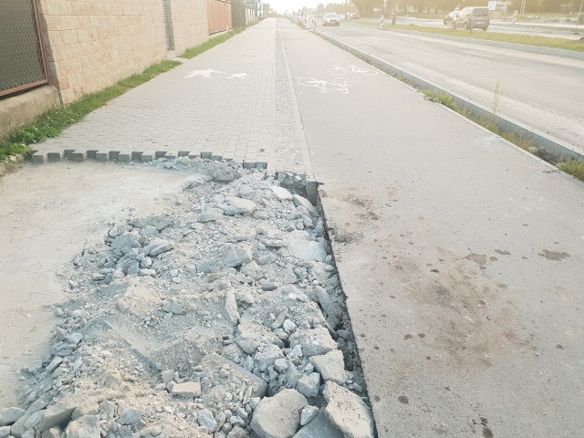 Wybudowany przed rokiem chodnik wzdłuż ul. Górniczej jest obecnie rozbierany