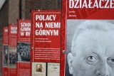 Bytom: Przed gmachem Miejskiej Biblioteki Publicznej ustawiono plenerową wystawę „Jesteśmy Polakami! Związek Polaków w Niemczech” ZDJĘCIA